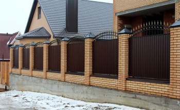 Кирпичный забор на ленточном фундаменте 70 метров фото недорого
