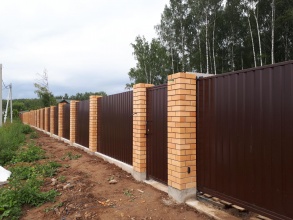 Кирпичный забор на ленточном фундаменте 12 метров фото в Жилёво