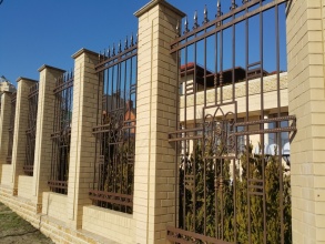 Кирпичный забор с ковкой  10 метров фото в Жилёво