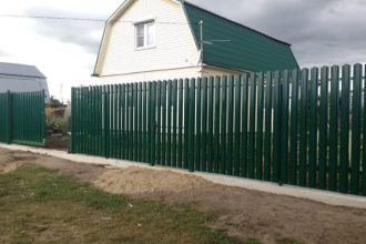 Забор из евроштакетника на ленточном фундаменте 70 метров фото в Жилёво