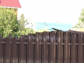 Забор из евроштакетника на ленточном фундаменте 10 метров фото в Жилёво